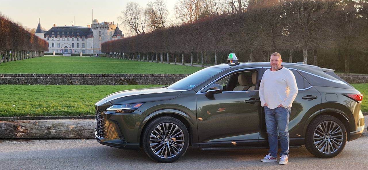 Taxi Jones - Chauffeur privé devant le château de Rambouillet avec Lexus RX